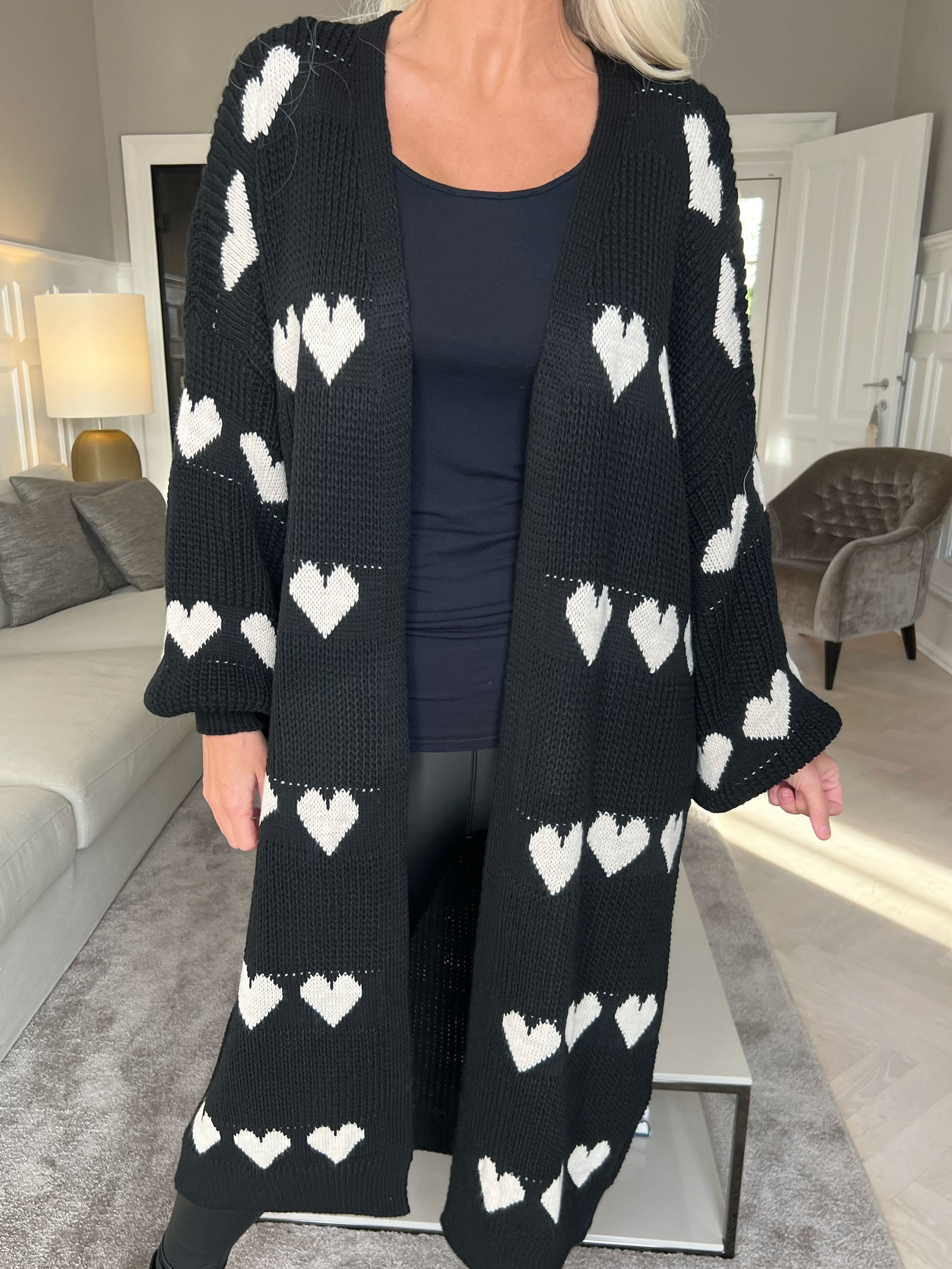 Grace - Lång stickad kofta med hjärtan och ballongärmar